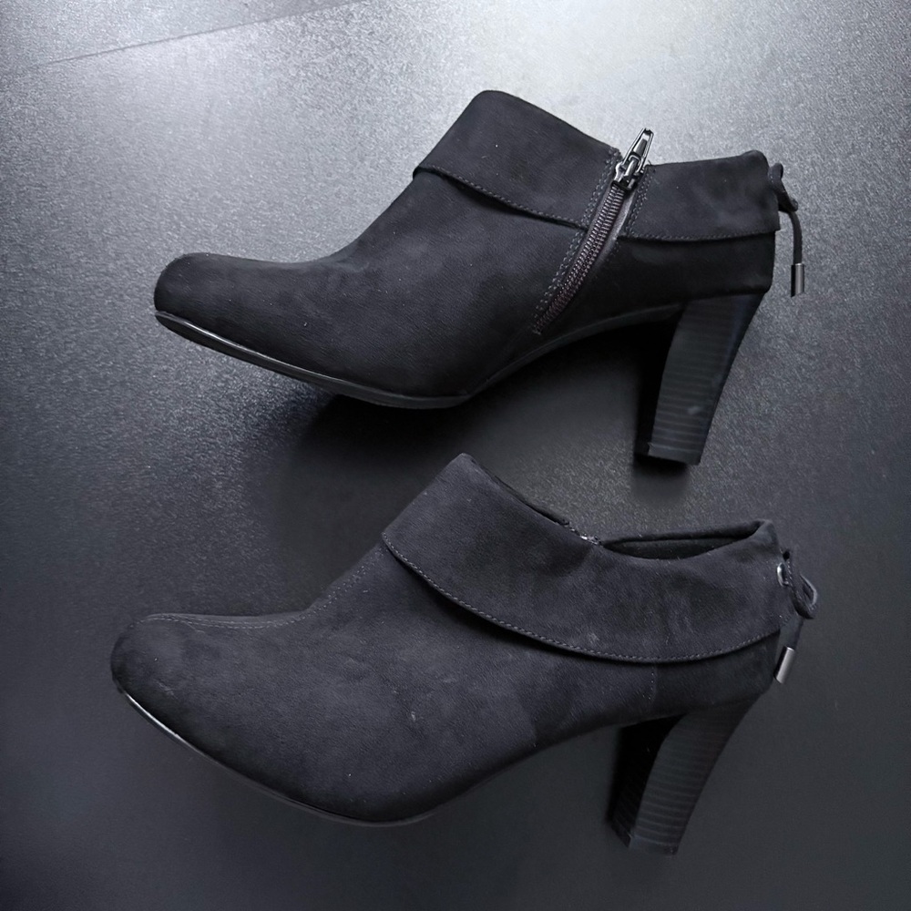 Coach and Four Black Suede Cuffed Ankle Booties with Bow 3 inch heel size 8.5 - Picture 1 of 7